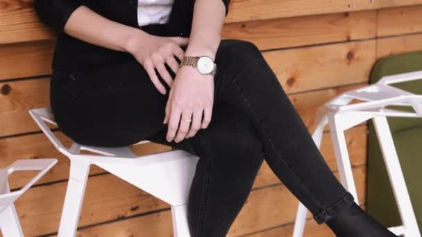 Hermosa joven mujer de negocios comiendo un pastel con una cuchara en un café en un bar fondo contador . — Vídeos de Stock