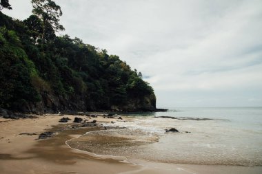 Sandy beach deniz arka plan yeşil tepe üzerinde. Sandy kıyı okyanus ve green hill