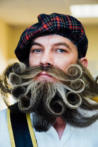 Porträtt av en skotte man med en stor vacker skägg lockigt. Galna skägg från en barbershop. — Stockfoto