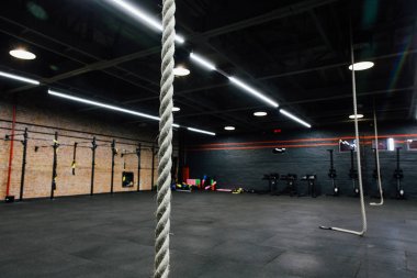 Çatı katında spor salonu fitness egzersiz için büyük boş iç. Güç eğitim çapraz. Kimse.