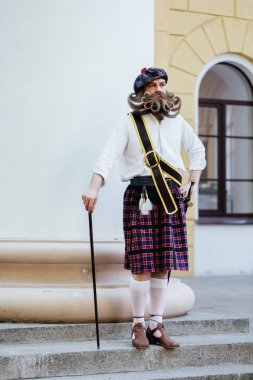 Yakışıklı bir inanılmaz sakal ve bıyık ile cesur bir İskoç portresi Macar stilinde bukleler.