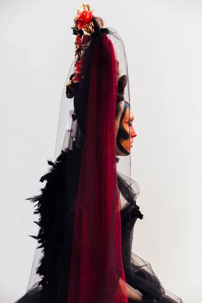 Дволикий жіночий портрет в чорному вінтажному платті. Відьма вдова з червоним художнім макіяжем  . — стокове фото