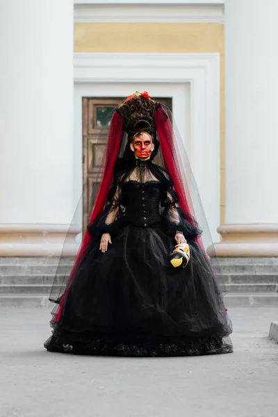 Retrato de bruja en vestido vintage negro. Mujer viuda con maquillaje de arte rojo para Halloween . —  Fotos de Stock