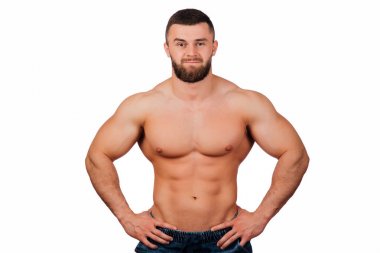 Güçlü bir portresi sakallı erkek fitness modeli, gövde. Beyaz arka plan, ayrı tut. Onun kalçalarına ellerini.