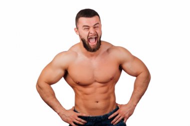 Güçlü bir portresi sakallı erkek fitness modeli, gövde. Beyaz arka plan, ayrı tut. Onun kalçalarına ellerini.