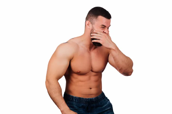 Porträtt av en stark skäggiga manliga fitness modell, torso. Vit bakgrund, isolera. händerna på hans höfter. — Stockfoto