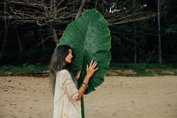 Portrait attractive young woman on background large green leaf tropical tree — Stock Photo, Image