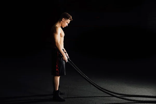 Fitness lekkoatletycznego mężczyzna z bitwy liny siłowni. ćwiczeniem wyposażone ciała w klubie. Tułowia. — Zdjęcie stockowe