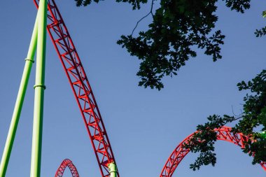 Kırmızı ve yeşil mavi gökyüzü karşı en yüksek hız treni parçanın güzel manzara,