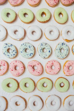 Çikolatalı donutlar, pembe jöleli ve şekerli çörekler..