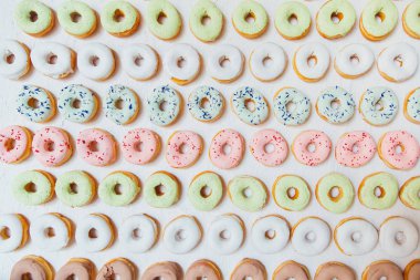 Çikolatalı donutlar, pembe jöleli ve şekerli çörekler..