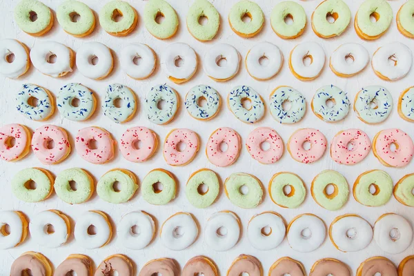 Çikolatalı donutlar, pembe jöleli ve şekerli çörekler..