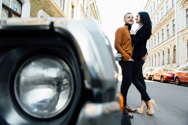 Jong stel in de stad straat — Stockfoto