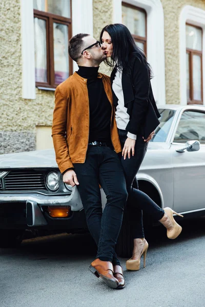 Giovane coppia bacio vicino alla macchina — Foto Stock