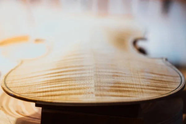 Violin maker varnishing a violin body close up. — Stock Photo, Image