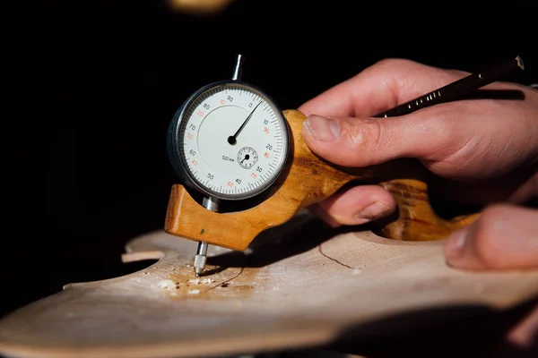 Master artisan instrumentmakare arbetar på skapandet av en fiol. mödosamt detaljerade arbete på trä. — Stockfoto