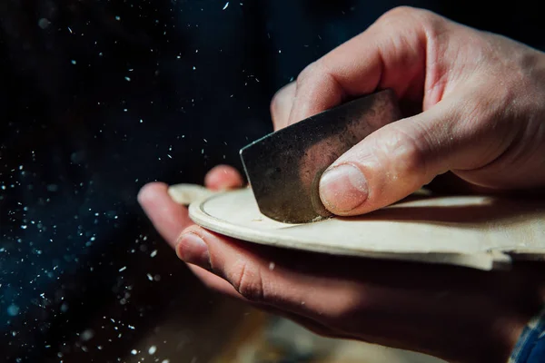 Maître artisan luthier travaillant sur la création d'un violon. travail minutieux et détaillé sur le bois . — Photo