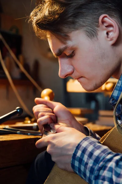 Maître artisan luthier travaillant sur la création d'un violon. travail minutieux et détaillé sur le bois . — Photo