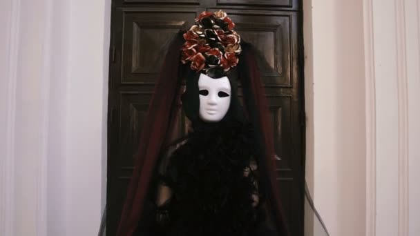 Halloween-Mädchen in Hexenuniform auf einer Bank im Stadtwald. Rätsel und Horror-Konzept. — Stockvideo