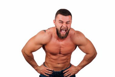 Güçlü bir portresi sakallı erkek fitness modeli, gövde. Beyaz arka plan, ayrı tut. Onun kalçalarına ellerini.