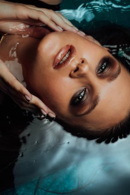 Güzel seksi kadın portresi su havuzu yer almaktadır. Parmak karşısında cinsel temas.