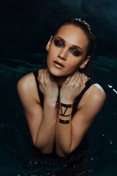 プールで女の子のファッション セクシーな肖像画。スパで梨花黒の水着、ターコイズ ブルーの水. — ストック写真