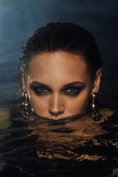 Fashion szexi portré egy lány, a medencében. Womans fekete fürdőruha, türkizkék víz a fürdő. — Stock Fotó