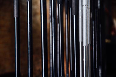 Dikey krom dambıl Pegboard duvar arka plan ve etrafında banklar raf.