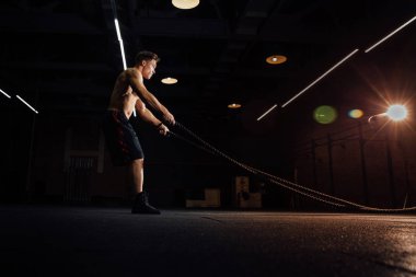 Spor salonunda Fitness adam egzersiz Savaşı ile ipleri. Eğitim egzersiz vücut kulüpte donatılmış. Gövde.