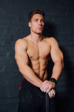 çekiç ile spor salonunda genç sağlıklı adam egzersiz portresi. kaslı atletik .