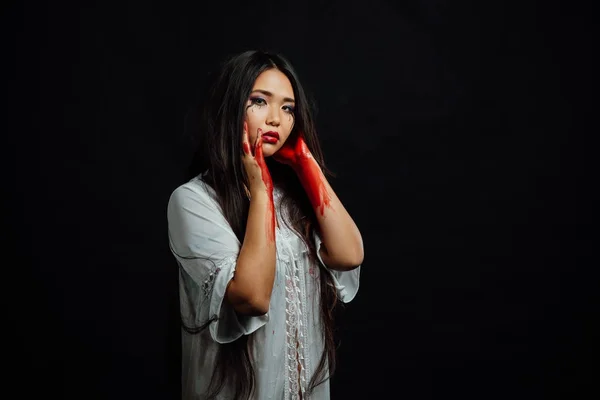 Szczegół Portret młodej, pięknej dziewczyny Azjatki na Halloween. Kobieta, obejmujące jej twarz krwawa ręka. — Zdjęcie stockowe