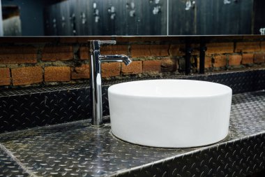 Şık modern konforlu geniş soyunma odası. İç mekan, hiç kimse. Pahalı kaliteli malzeme, lüks.