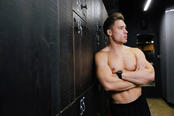 Portret van fitness model knappe man, torso in kleedkamer. Portret voor of na de training. — Stockfoto