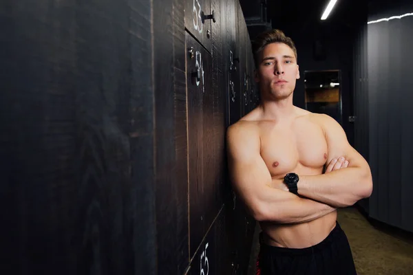 Retrato de un hombre guapo modelo fitness, torso en vestuario. Retrato antes o después del entrenamiento . —  Fotos de Stock