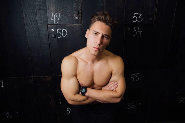 Porträtt av fitness modell stilig man, torso i omklädningsrummet. Porträtt före eller efter träning. — Stockfoto