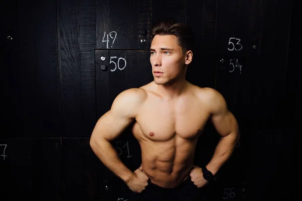 Porträtt av fitness modell stilig man, torso i omklädningsrummet. Porträtt före eller efter träning. — Stockfoto