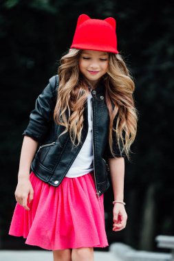 yaşam tarzı, yaz ve çocukluk kavramı - genç kadın, genç kız. şık küçük kız portresi