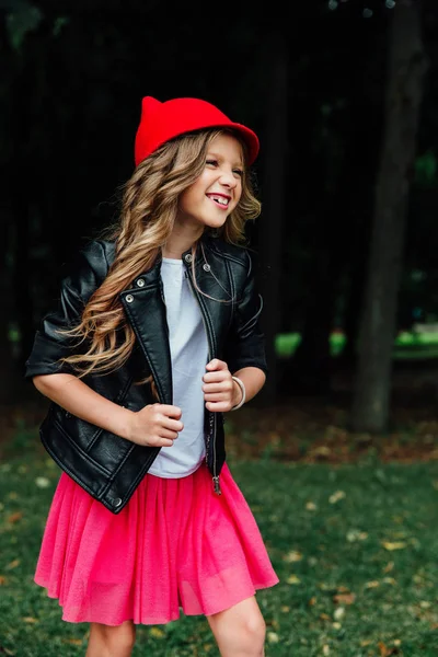 Style de vie en plein air portrait de la petite adolescente élégante sur le parc de la ville. . Belle enfant, portant . — Photo