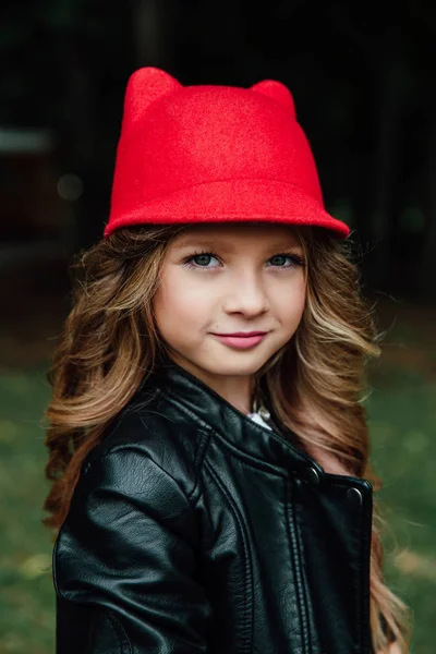Style de vie en plein air portrait de la petite adolescente élégante sur le parc de la ville. . Belle enfant, portant . — Photo