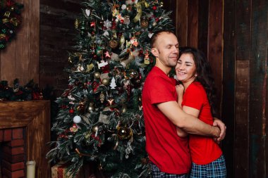 Noel Couple.Happy aile evde gülümseyen kutluyor. Yeni yıl insanlar