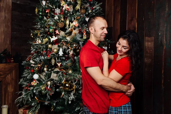 Karácsonyi Couple.Happy mosolyogva családi otthon ünnepli. Új év emberek — Stock Fotó