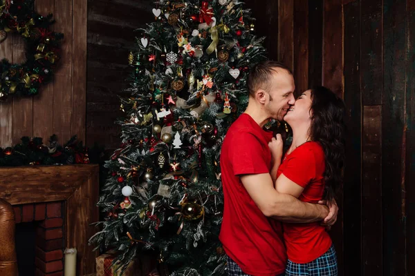 Karácsonyi Couple.Happy mosolyogva családi otthon ünnepli. Új év emberek — Stock Fotó