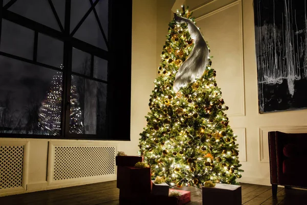 Új év dekoráció szoba a padláson hatalmas ablak. Gyönyörű magic elegáns karácsonyfa. — Stock Fotó