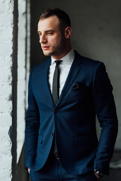 Młody biznesmen atrakcyjny i pewny siebie w Niebieski garnitur i krawat czarny. — Zdjęcie stockowe