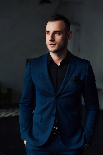 青いスーツと黒のネクタイで魅力的で自信の青年実業家. — ストック写真