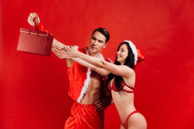 Noel ve yeni yıl hediyeleri, tatil. seksi Noel Baba sıcak kız için bir hediye kutusu verir