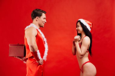 Noel ve yeni yıl hediyeleri, tatil. seksi Noel Baba sıcak kız için bir hediye kutusu verir
