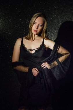 Şehvetli seksi sıcak genç kadın sparkles arka plan, siyah dantelli iç çamaşırı.