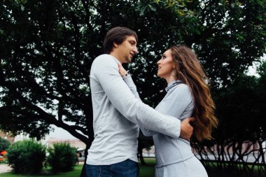 Yürüyüş sokak şehir parkında Sevgililer gününde sarılma romantik genç Çift.