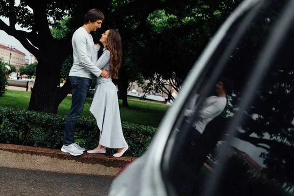 Romantische jong koppel wandelen knuffelen in straat stadspark op Valentijn. — Stockfoto